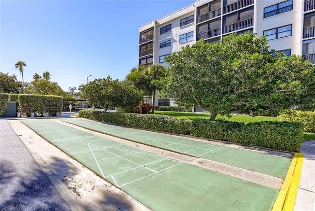 1328 Pasadena Ave S, Unit 207 in South Pasadena, FL - Foto de edificio - Building Photo