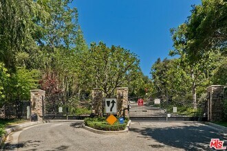 11971 Lockridge Rd in Los Angeles, CA - Building Photo - Building Photo