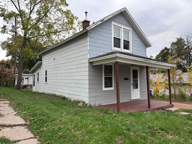 property at 218 N 8th Ave