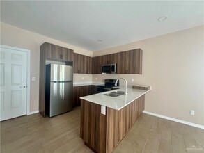 910 N Spruce St in Edinburg, TX - Building Photo - Building Photo