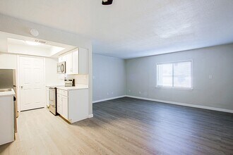 Two Two Cactus in Phoenix, AZ - Foto de edificio - Building Photo