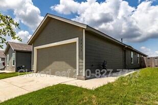 3833 Millbrook Wy in San Antonio, TX - Building Photo