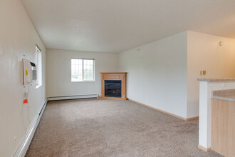 Somerset Apartments in Fergus Falls, MN - Building Photo - Building Photo