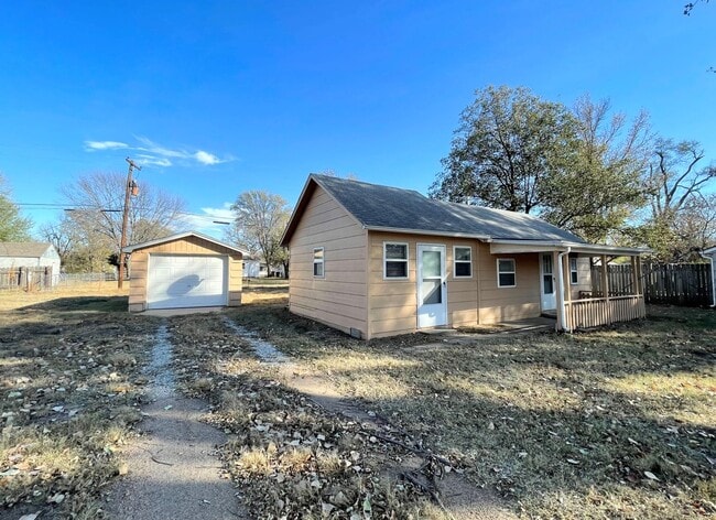 914 Lincoln St in Hutchinson, KS - Building Photo - Building Photo