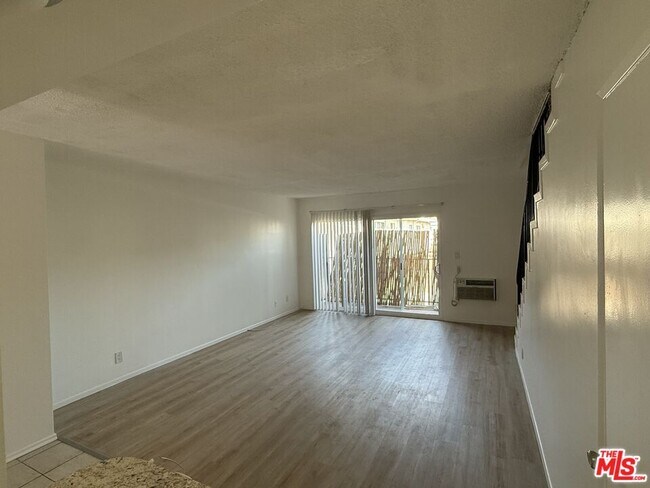 10840 Camarillo St in Los Angeles, CA - Building Photo - Building Photo