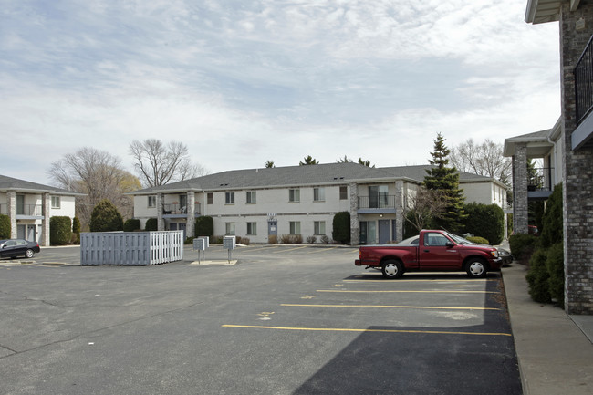 Sterling Court Apartments in Kenosha, WI - Building Photo - Building Photo