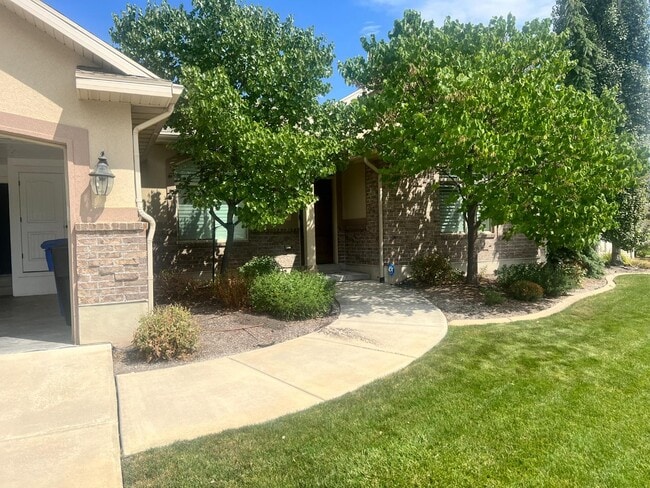 564 Spring Meadow Ln in Farmington, UT - Building Photo - Building Photo