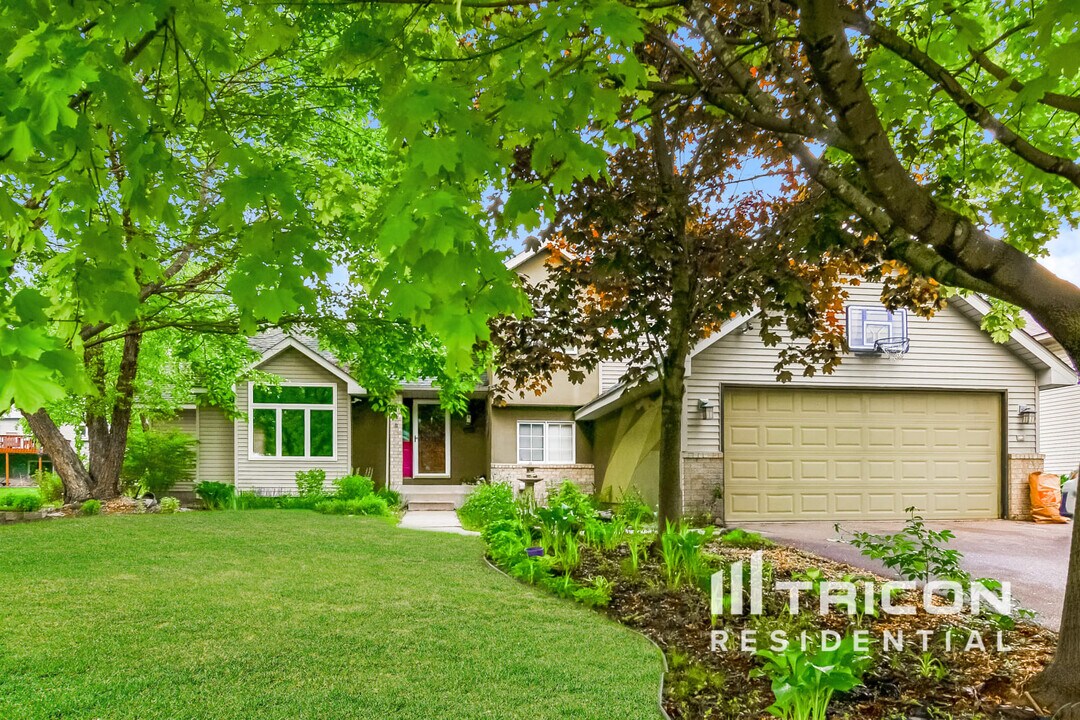 2271 Wallingford Ln in Woodbury, MN - Building Photo