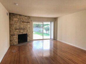 12230 Hesby St in Valley Village, CA - Foto de edificio - Building Photo