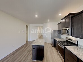 1415 W 16th Ave in La Center, WA - Building Photo - Building Photo