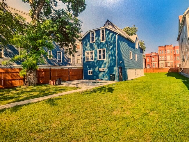 8946 S Exchange Ave, Unit Garden Unit in Chicago, IL - Building Photo - Building Photo