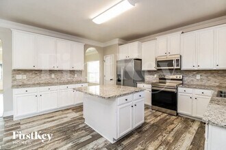 6623 Barton Creek Dr in Whitsett, NC - Foto de edificio - Building Photo