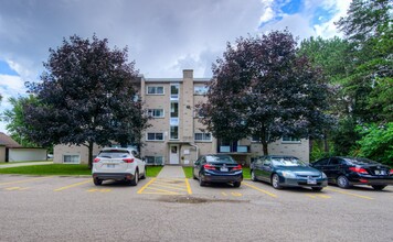 Idlewood Apartments in Kitchener, ON - Building Photo - Building Photo