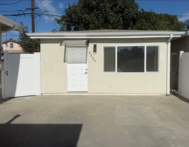 8604 Tilden Ave in Los Angeles, CA - Building Photo - Building Photo