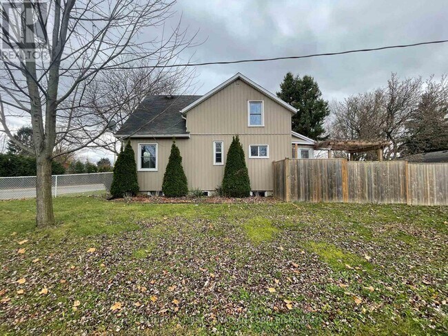 64 Edward St in St Thomas, ON - Building Photo - Building Photo