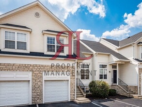 8199 Deering Oaks Dr in Columbus, OH - Building Photo - Building Photo