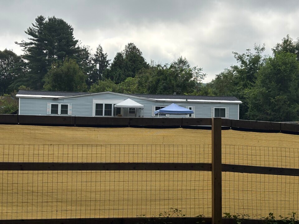 20 Stanley St in Charlestown, NH - Foto de edificio