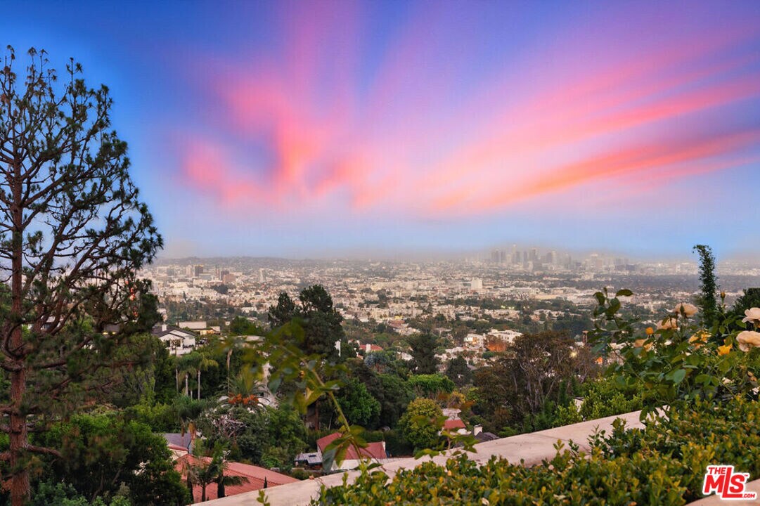 1675 Woods Dr in Los Angeles, CA - Building Photo