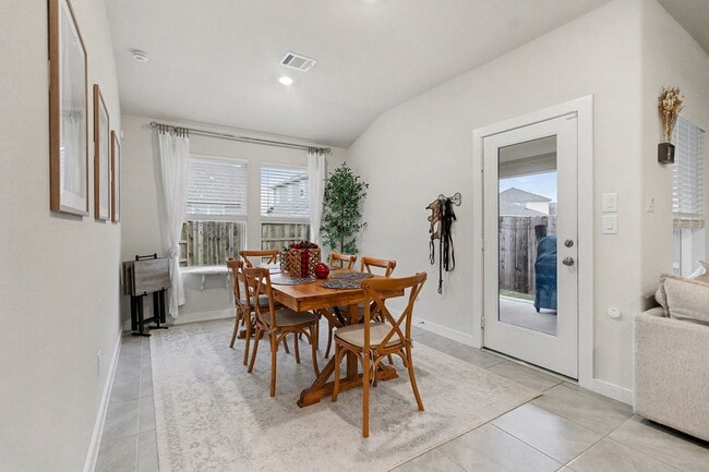 12014 Silver Moon Ln in Mont Belvieu, TX - Foto de edificio - Building Photo