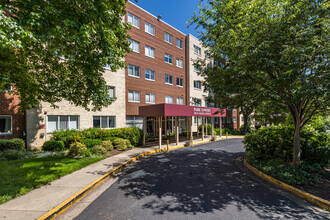 Park Towers Condominium in Falls Church, VA - Foto de edificio - Building Photo