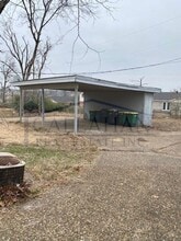 1323 N Shackleford Rd in Little Rock, AR - Foto de edificio - Building Photo