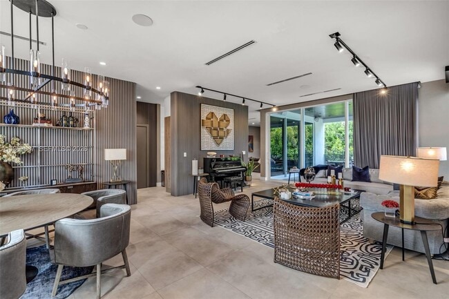 285 W Mashta Dr in Miami, FL - Building Photo - Building Photo