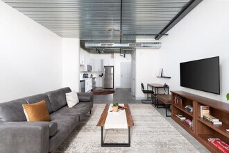 1009 W Juneau Ave in Milwaukee, WI - Foto de edificio - Building Photo