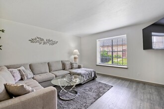 1819 E Grauwyler Rd in Irving, TX - Foto de edificio - Building Photo