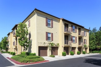 Woodbury Square Apartment Homes in Irvine, CA - Foto de edificio - Building Photo