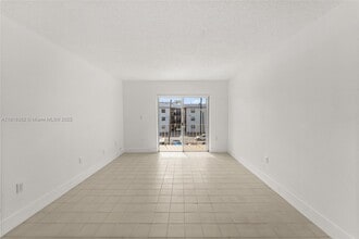 6200 W Flagler St in Miami, FL - Building Photo - Building Photo