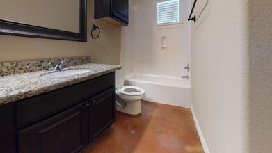 130 Knox Dr in College Station, TX - Foto de edificio - Building Photo