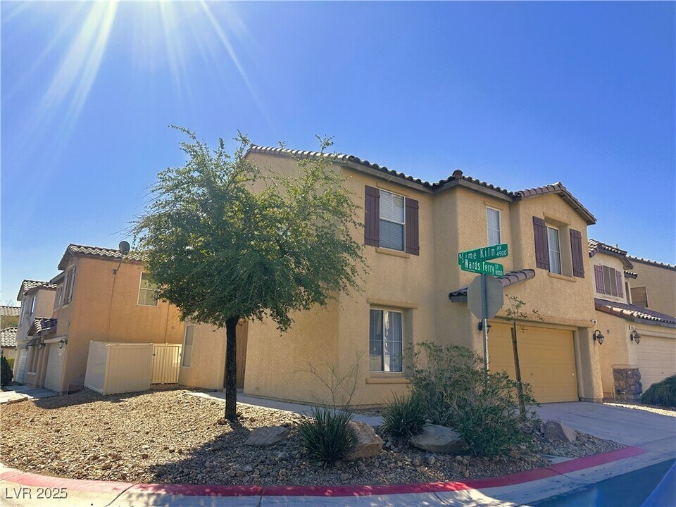 8046 S Wards Ferry St in Las Vegas, NV - Building Photo