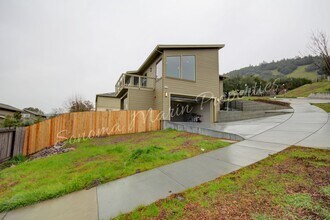 5235 Hoyal Dr in Santa Rosa, CA - Foto de edificio - Building Photo