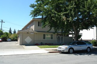 1566 Stokes St in San Jose, CA - Foto de edificio - Building Photo