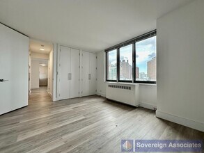 1735 York Ave, Unit 17H in New York, NY - Foto de edificio - Building Photo