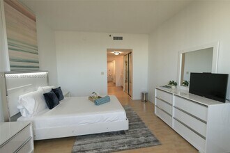 251 Crandon Blvd in Key Biscayne, FL - Foto de edificio - Building Photo