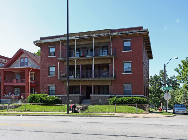 2801 E Linwood Blvd in Kansas City, MO - Building Photo - Building Photo