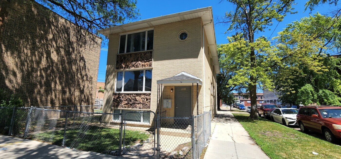 3301 N Keystone Ave in Chicago, IL - Foto de edificio