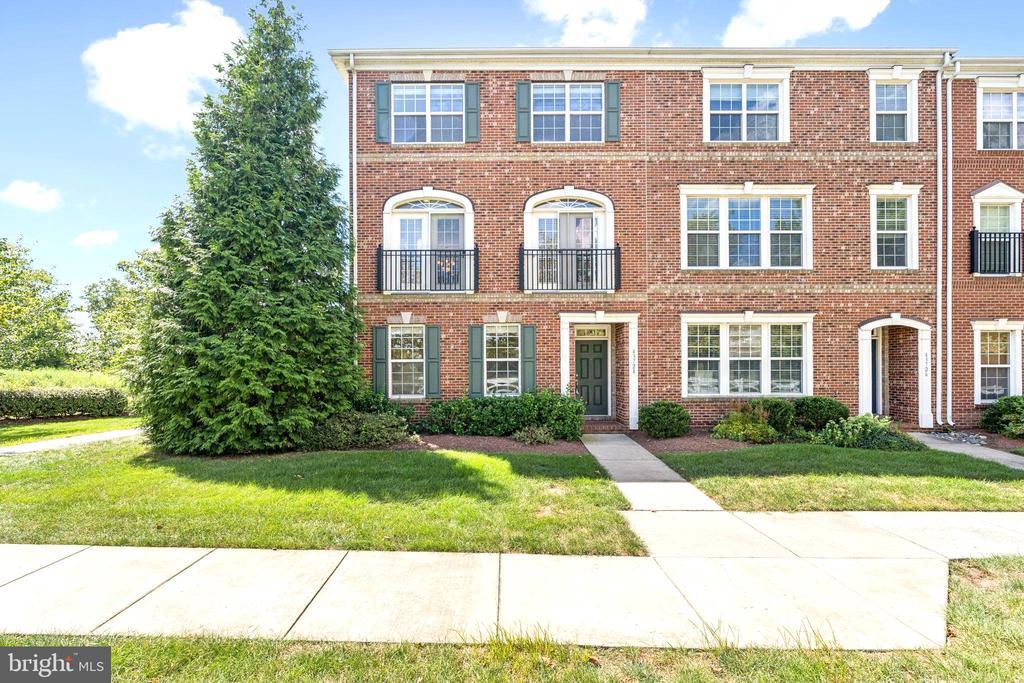 43728 Gold Hill Square in Leesburg, VA - Building Photo