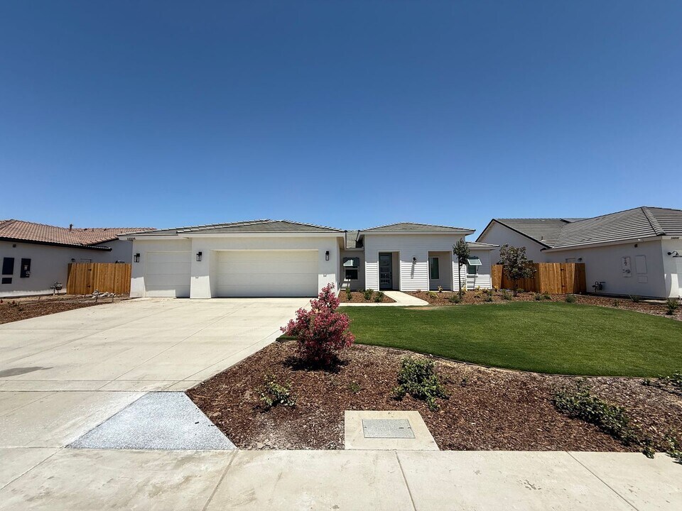16806 Mairs Dr in Bakersfield, CA - Building Photo
