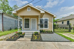 7615 Ave E in Houston, TX - Building Photo