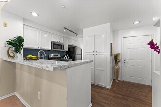 280 Caldecott Ln in Oakland, CA - Building Photo - Building Photo