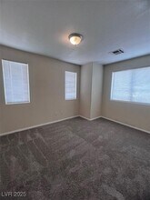 8217 W Wildwood Glen Dr in Las Vegas, NV - Building Photo - Building Photo