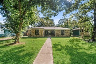 1224 N San Jacinto St in Conroe, TX - Building Photo