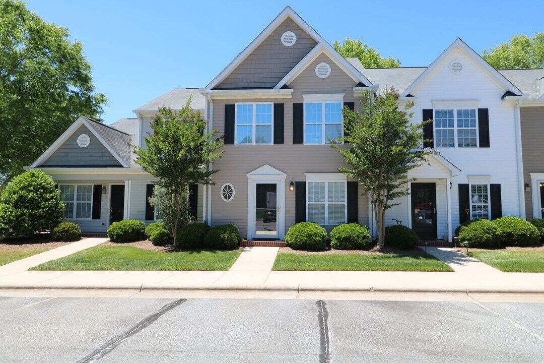 482 Dunwood Dr in High Point, NC - Building Photo