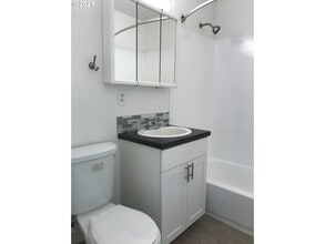 2700 SW 123rd Ave in Beaverton, OR - Foto de edificio - Building Photo