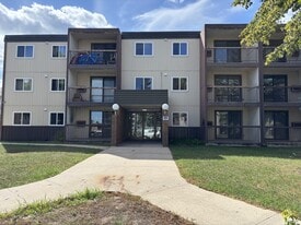 18 Schemmer Bay in Regina, SK - Building Photo