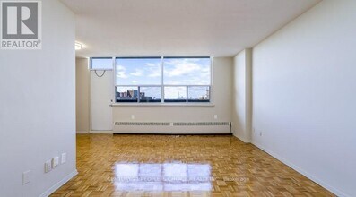 30 Gilder Dr in Toronto, ON - Building Photo - Building Photo