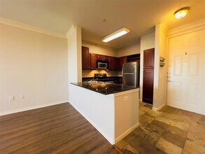 7575 Kirby Dr in Houston, TX - Building Photo - Building Photo