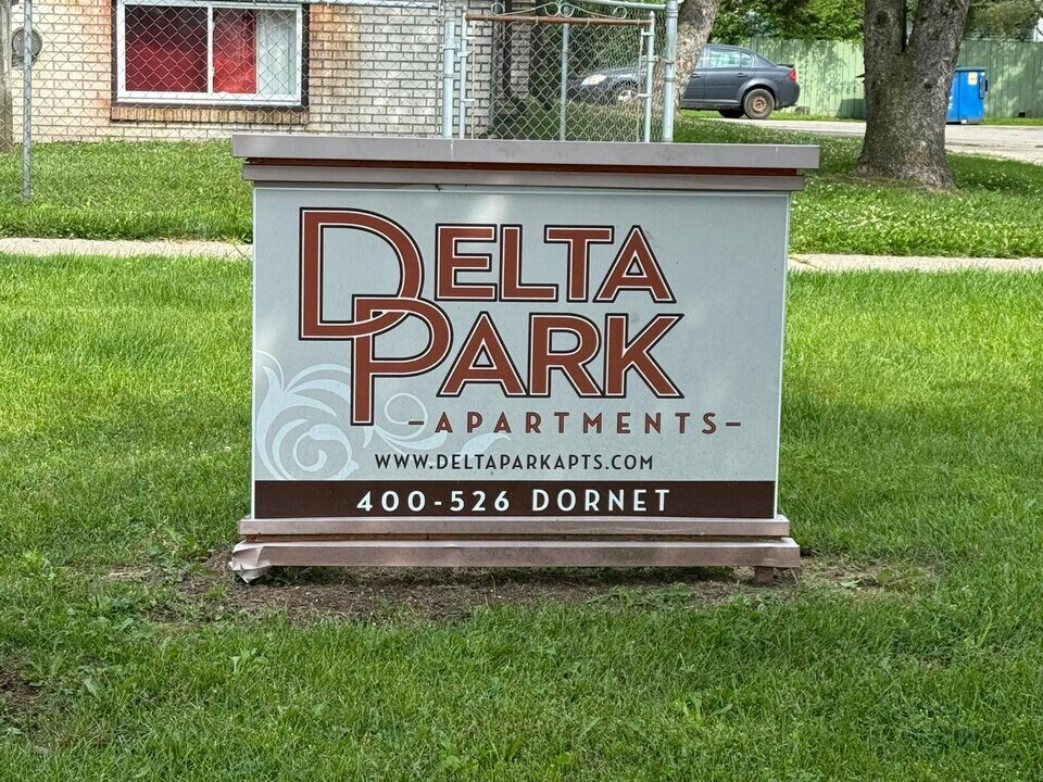 400 Dornet Dr in Lansing, MI - Building Photo